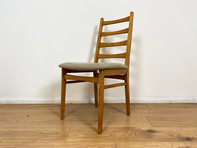 WMK # Set aus 4 formschönen, bequemen und gut erhaltenen 60er Jahre Stühlen aus Buchenholz mit dezentem Originalbezug # Stühle Küchenstühle Esszimmerstühle Holzstühle Dining Chairs Mid-Century Vintage