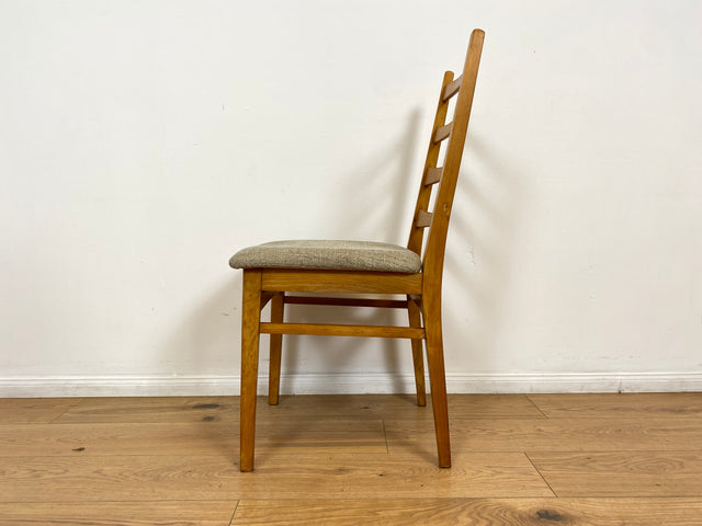 WMK # Set aus 4 formschönen, bequemen und gut erhaltenen 60er Jahre Stühlen aus Buchenholz mit dezentem Originalbezug # Stühle Küchenstühle Esszimmerstühle Holzstühle Dining Chairs Mid-Century Vintage
