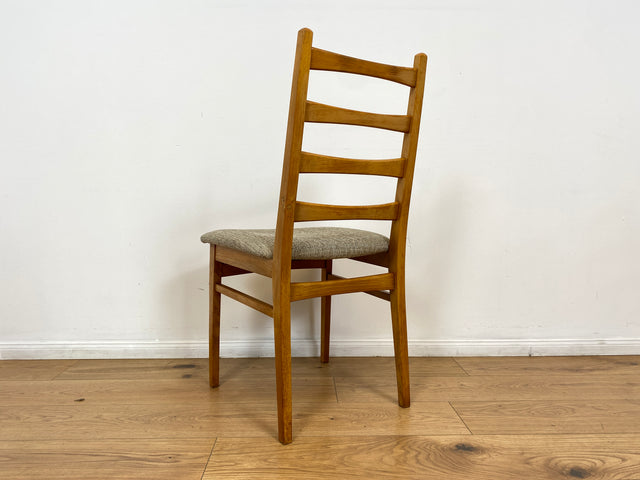 WMK # Set aus 4 formschönen, bequemen und gut erhaltenen 60er Jahre Stühlen aus Buchenholz mit dezentem Originalbezug # Stühle Küchenstühle Esszimmerstühle Holzstühle Dining Chairs Mid-Century Vintage
