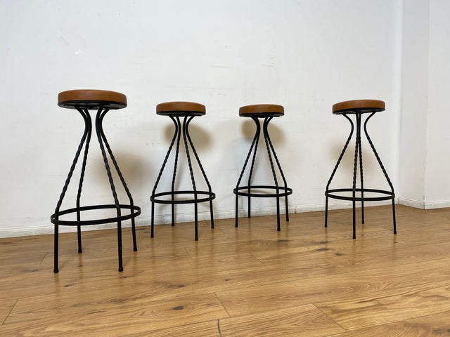 WMK I Set aus 4 sehr schönen Vintage Barhockern aus Metall mit cognacfarbenem Kunstleder Sitz I Bar Stuhl Hocker Sitzhocker Hausbar Metallhocker Lederhocker Gastro Industrial Stool Berlin Hamburg Köln