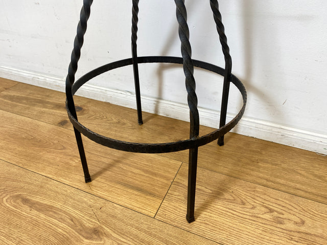 WMK I Set aus 4 sehr schönen Vintage Barhockern aus Metall mit cognacfarbenem Kunstleder Sitz I Bar Stuhl Hocker Sitzhocker Hausbar Metallhocker Lederhocker Gastro Industrial Stool Berlin Hamburg Köln