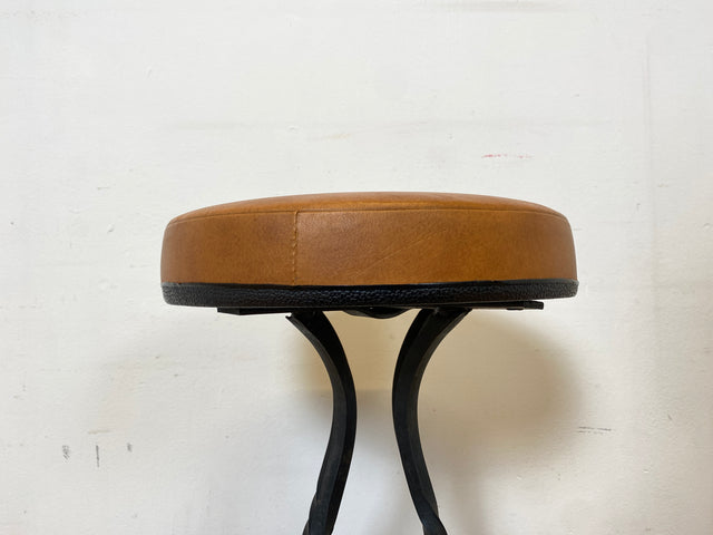 WMK I Set aus 4 sehr schönen Vintage Barhockern aus Metall mit cognacfarbenem Kunstleder Sitz I Bar Stuhl Hocker Sitzhocker Hausbar Metallhocker Lederhocker Gastro Industrial Stool Berlin Hamburg Köln