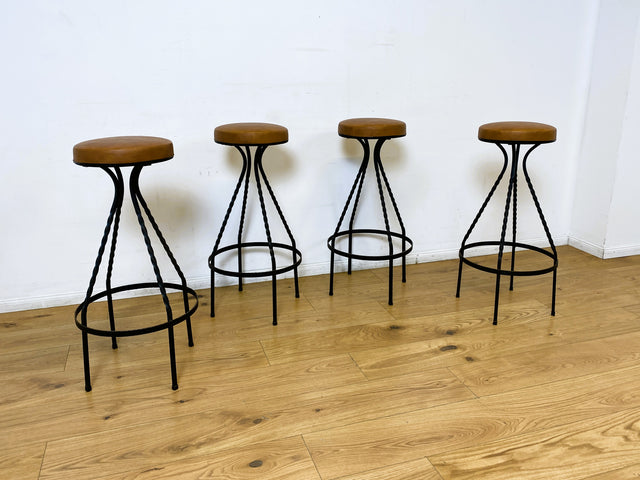WMK I Set aus 4 sehr schönen Vintage Barhockern aus Metall mit cognacfarbenem Kunstleder Sitz I Bar Stuhl Hocker Sitzhocker Hausbar Metallhocker Lederhocker Gastro Industrial Stool Berlin Hamburg Köln