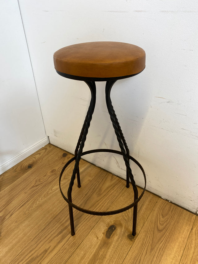 WMK I Set aus 4 sehr schönen Vintage Barhockern aus Metall mit cognacfarbenem Kunstleder Sitz I Bar Stuhl Hocker Sitzhocker Hausbar Metallhocker Lederhocker Gastro Industrial Stool Berlin Hamburg Köln