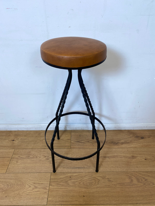 WMK I Set aus 4 sehr schönen Vintage Barhockern aus Metall mit cognacfarbenem Kunstleder Sitz I Bar Stuhl Hocker Sitzhocker Hausbar Metallhocker Lederhocker Gastro Industrial Stool Berlin Hamburg Köln