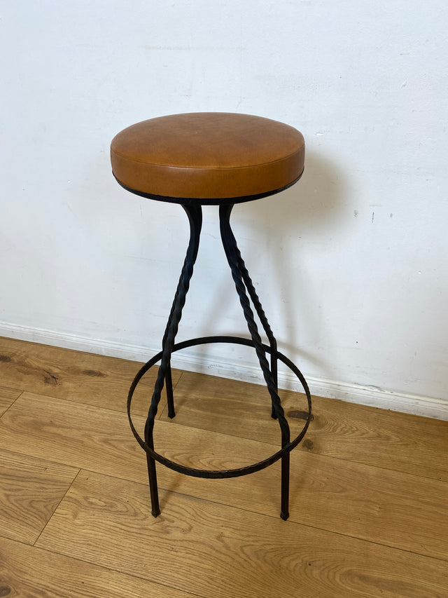 WMK I Set aus 4 sehr schönen Vintage Barhockern aus Metall mit cognacfarbenem Kunstleder Sitz I Bar Stuhl Hocker Sitzhocker Hausbar Metallhocker Lederhocker Gastro Industrial Stool Berlin Hamburg Köln