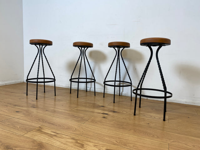 WMK I Set aus 4 sehr schönen Vintage Barhockern aus Metall mit cognacfarbenem Kunstleder Sitz I Bar Stuhl Hocker Sitzhocker Hausbar Metallhocker Lederhocker Gastro Industrial Stool Berlin Hamburg Köln