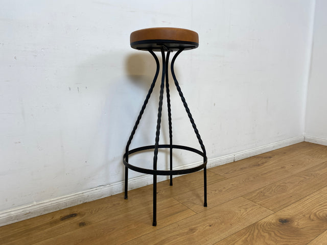 WMK I Set aus 4 sehr schönen Vintage Barhockern aus Metall mit cognacfarbenem Kunstleder Sitz I Bar Stuhl Hocker Sitzhocker Hausbar Metallhocker Lederhocker Gastro Industrial Stool Berlin Hamburg Köln