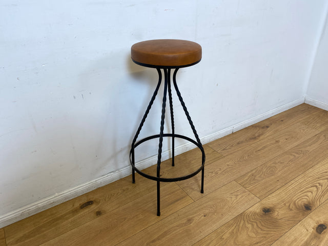 WMK I Set aus 4 sehr schönen Vintage Barhockern aus Metall mit cognacfarbenem Kunstleder Sitz I Bar Stuhl Hocker Sitzhocker Hausbar Metallhocker Lederhocker Gastro Industrial Stool Berlin Hamburg Köln