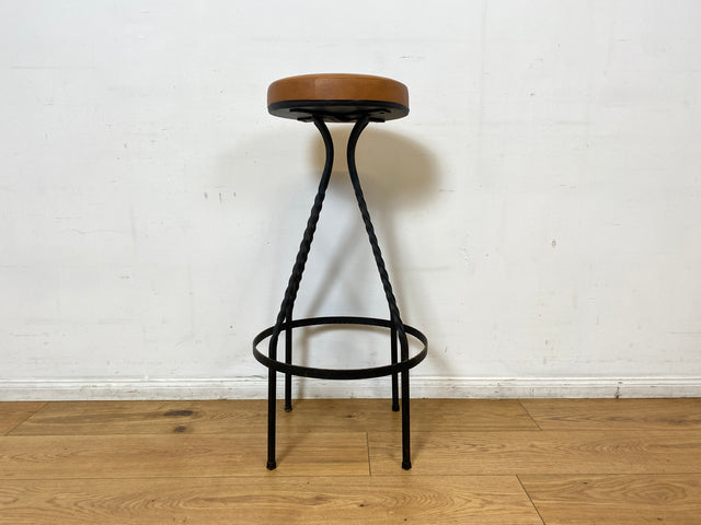 WMK I Set aus 4 sehr schönen Vintage Barhockern aus Metall mit cognacfarbenem Kunstleder Sitz I Bar Stuhl Hocker Sitzhocker Hausbar Metallhocker Lederhocker Gastro Industrial Stool Berlin Hamburg Köln