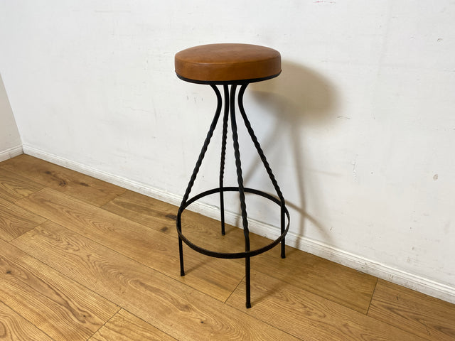 WMK I Set aus 4 sehr schönen Vintage Barhockern aus Metall mit cognacfarbenem Kunstleder Sitz I Bar Stuhl Hocker Sitzhocker Hausbar Metallhocker Lederhocker Gastro Industrial Stool Berlin Hamburg Köln