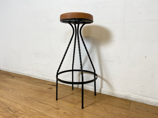 WMK I Set aus 4 sehr schönen Vintage Barhockern aus Metall mit cognacfarbenem Kunstleder Sitz I Bar Stuhl Hocker Sitzhocker Hausbar Metallhocker Lederhocker Gastro Industrial Stool Berlin Hamburg Köln