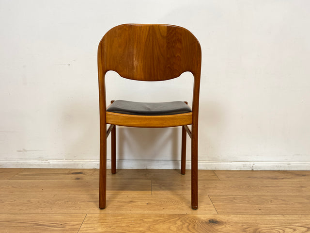 WMK # Set aus 4 stilvollen skandinavischen Mid-Century Stühlen aus massivem Teakholz mit braunem Skai Bezug mit Patina # Esszimmerstühle Küchenstühle Dining Chairs Danish Design Leder Vintage Teak