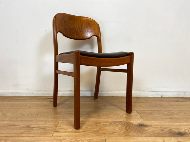 WMK # Set aus 4 stilvollen skandinavischen Mid-Century Stühlen aus massivem Teakholz mit braunem Skai Bezug mit Patina # Esszimmerstühle Küchenstühle Dining Chairs Danish Design Leder Vintage Teak