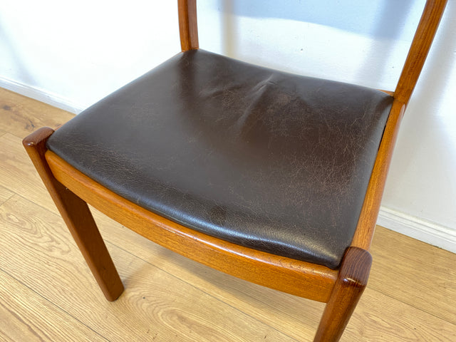 WMK # Set aus 4 stilvollen skandinavischen Mid-Century Stühlen aus massivem Teakholz mit braunem Skai Bezug mit Patina # Esszimmerstühle Küchenstühle Dining Chairs Danish Design Leder Vintage Teak