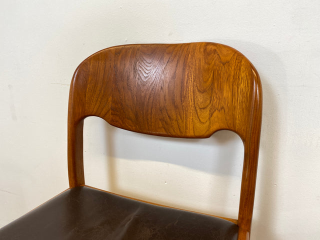 WMK # Set aus 4 stilvollen skandinavischen Mid-Century Stühlen aus massivem Teakholz mit braunem Skai Bezug mit Patina # Esszimmerstühle Küchenstühle Dining Chairs Danish Design Leder Vintage Teak