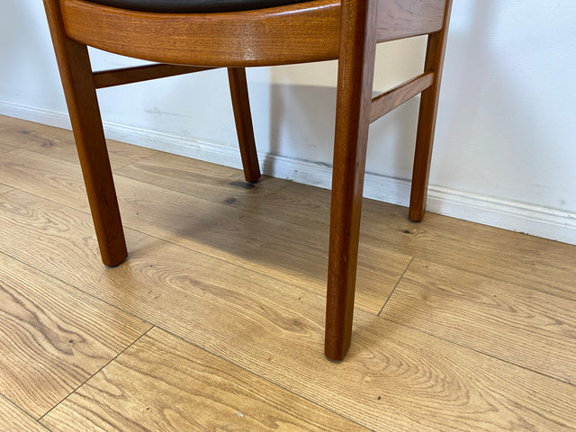 WMK # Set aus 4 stilvollen skandinavischen Mid-Century Stühlen aus massivem Teakholz mit braunem Skai Bezug mit Patina # Esszimmerstühle Küchenstühle Dining Chairs Danish Design Leder Vintage Teak