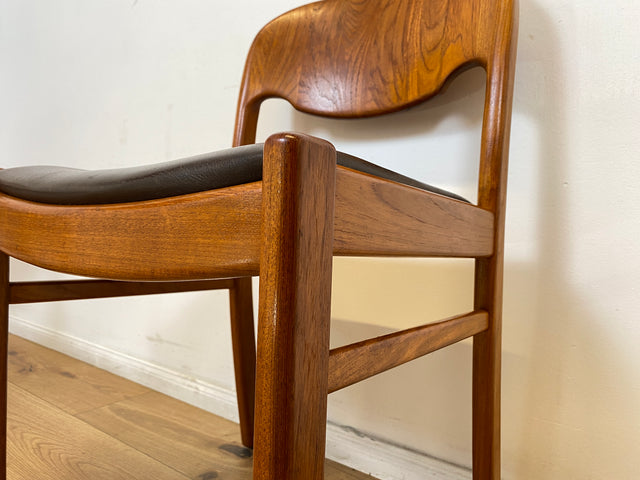 WMK # Set aus 4 stilvollen skandinavischen Mid-Century Stühlen aus massivem Teakholz mit braunem Skai Bezug mit Patina # Esszimmerstühle Küchenstühle Dining Chairs Danish Design Leder Vintage Teak