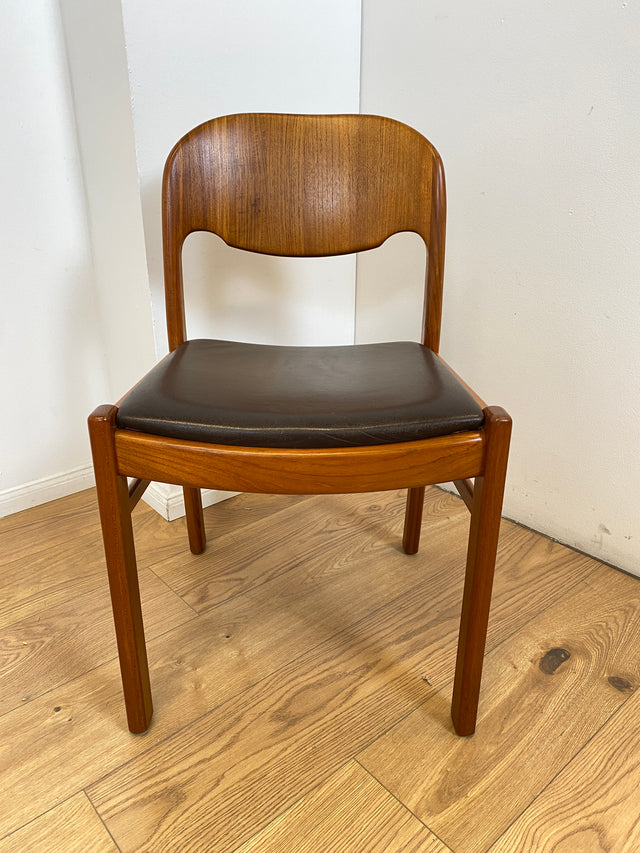 WMK # Set aus 4 stilvollen skandinavischen Mid-Century Stühlen aus massivem Teakholz mit braunem Skai Bezug mit Patina # Esszimmerstühle Küchenstühle Dining Chairs Danish Design Leder Vintage Teak