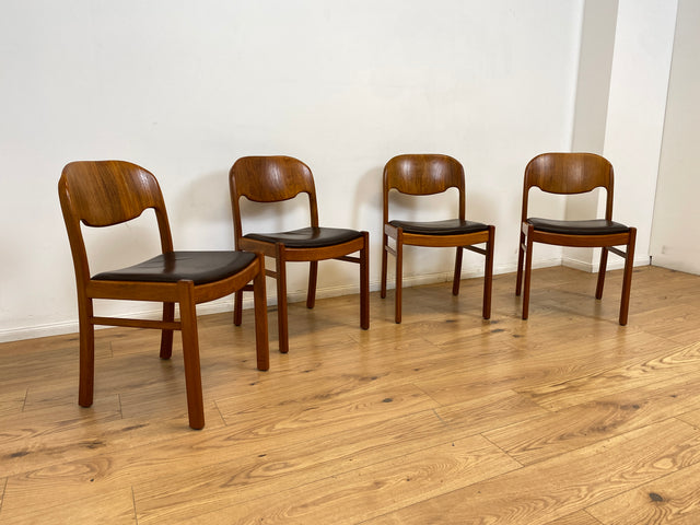 WMK # Set aus 4 stilvollen skandinavischen Mid-Century Stühlen aus massivem Teakholz mit braunem Skai Bezug mit Patina # Esszimmerstühle Küchenstühle Dining Chairs Danish Design Leder Vintage Teak