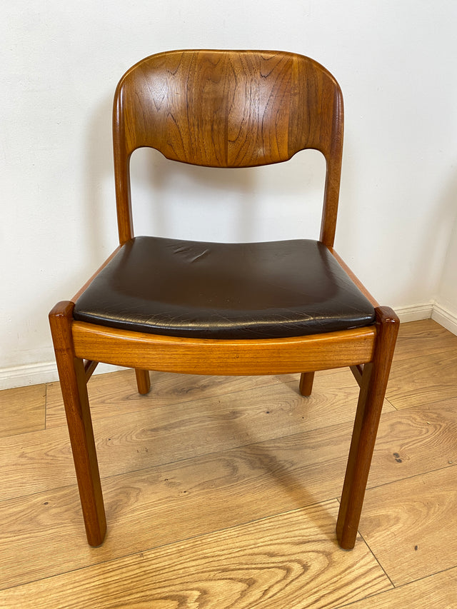 WMK # Set aus 4 stilvollen skandinavischen Mid-Century Stühlen aus massivem Teakholz mit braunem Skai Bezug mit Patina # Esszimmerstühle Küchenstühle Dining Chairs Danish Design Leder Vintage Teak