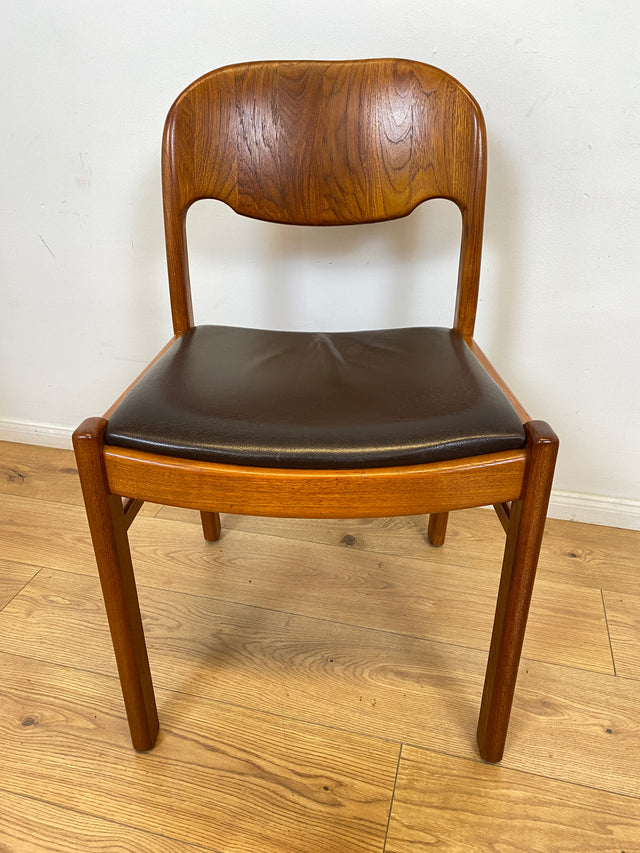 WMK # Set aus 4 stilvollen skandinavischen Mid-Century Stühlen aus massivem Teakholz mit braunem Skai Bezug mit Patina # Esszimmerstühle Küchenstühle Dining Chairs Danish Design Leder Vintage Teak