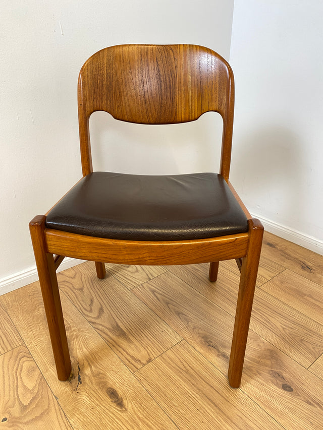 WMK # Set aus 4 stilvollen skandinavischen Mid-Century Stühlen aus massivem Teakholz mit braunem Skai Bezug mit Patina # Esszimmerstühle Küchenstühle Dining Chairs Danish Design Leder Vintage Teak