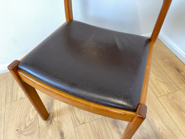 WMK # Set aus 4 stilvollen skandinavischen Mid-Century Stühlen aus massivem Teakholz mit braunem Skai Bezug mit Patina # Esszimmerstühle Küchenstühle Dining Chairs Danish Design Leder Vintage Teak