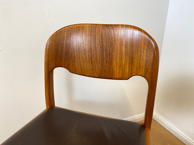 WMK # Set aus 4 stilvollen skandinavischen Mid-Century Stühlen aus massivem Teakholz mit braunem Skai Bezug mit Patina # Esszimmerstühle Küchenstühle Dining Chairs Danish Design Leder Vintage Teak