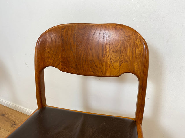 WMK # Set aus 4 stilvollen skandinavischen Mid-Century Stühlen aus massivem Teakholz mit braunem Skai Bezug mit Patina # Esszimmerstühle Küchenstühle Dining Chairs Danish Design Leder Vintage Teak