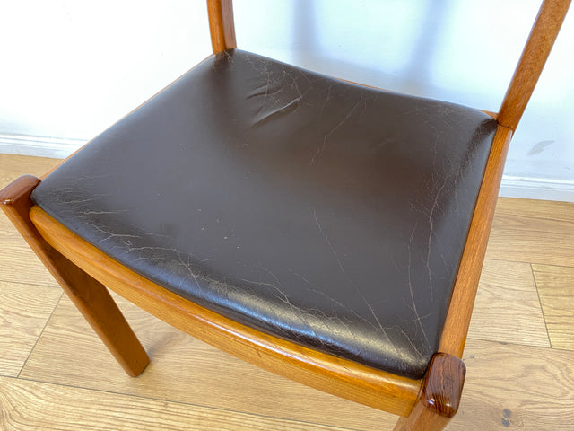 WMK # Set aus 4 stilvollen skandinavischen Mid-Century Stühlen aus massivem Teakholz mit braunem Skai Bezug mit Patina # Esszimmerstühle Küchenstühle Dining Chairs Danish Design Leder Vintage Teak