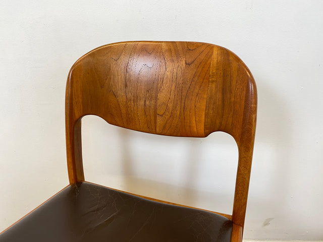 WMK # Set aus 4 stilvollen skandinavischen Mid-Century Stühlen aus massivem Teakholz mit braunem Skai Bezug mit Patina # Esszimmerstühle Küchenstühle Dining Chairs Danish Design Leder Vintage Teak