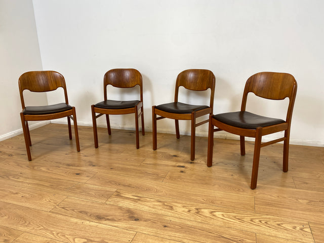 WMK # Set aus 4 stilvollen skandinavischen Mid-Century Stühlen aus massivem Teakholz mit braunem Skai Bezug mit Patina # Esszimmerstühle Küchenstühle Dining Chairs Danish Design Leder Vintage Teak