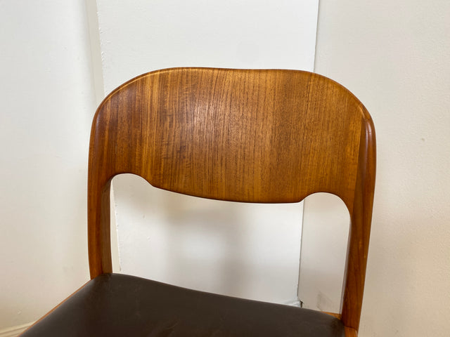 WMK # Set aus 4 stilvollen skandinavischen Mid-Century Stühlen aus massivem Teakholz mit braunem Skai Bezug mit Patina # Esszimmerstühle Küchenstühle Dining Chairs Danish Design Leder Vintage Teak