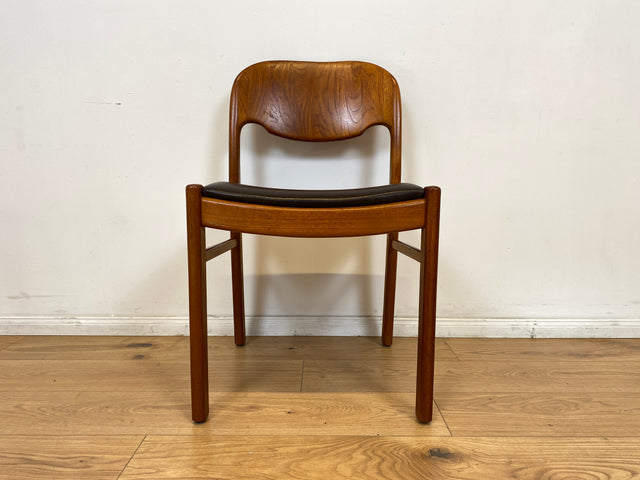 WMK # Set aus 4 stilvollen skandinavischen Mid-Century Stühlen aus massivem Teakholz mit braunem Skai Bezug mit Patina # Esszimmerstühle Küchenstühle Dining Chairs Danish Design Leder Vintage Teak