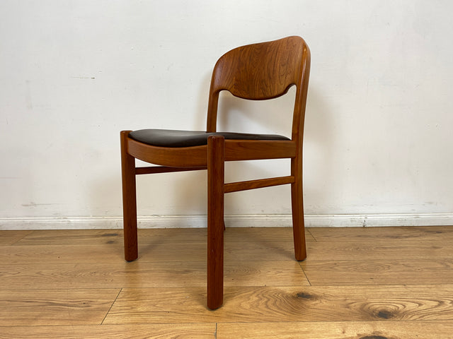 WMK # Set aus 4 stilvollen skandinavischen Mid-Century Stühlen aus massivem Teakholz mit braunem Skai Bezug mit Patina # Esszimmerstühle Küchenstühle Dining Chairs Danish Design Leder Vintage Teak