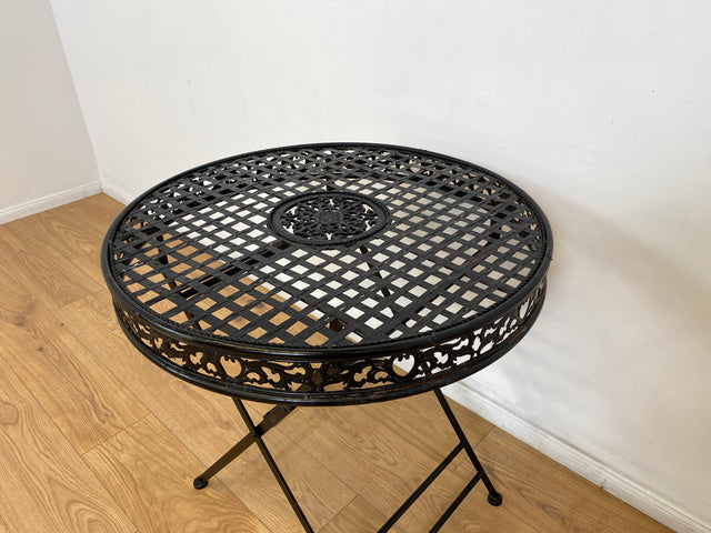 WMK # Sehr hübsches & gut erhaltenes Vintage Set aus Klapptisch & 2 Klappstühlen aus Metall in Schwarz, Outdoor geeignet # Balkonmöbel Gartenmöbel Campingmöbel Gartengarnitur Metalltisch Bistrotisch