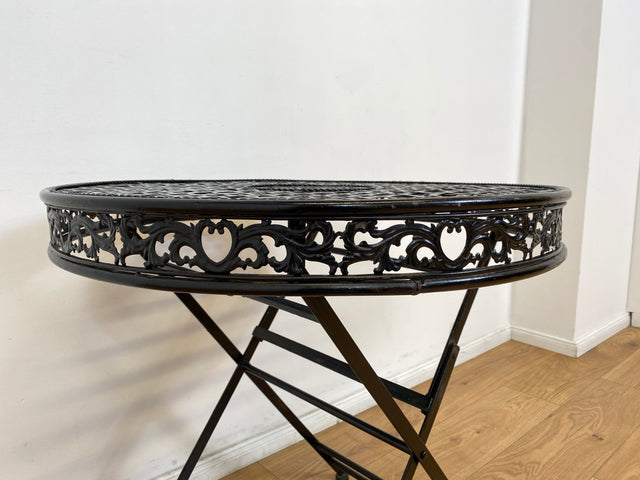 WMK # Sehr hübsches & gut erhaltenes Vintage Set aus Klapptisch & 2 Klappstühlen aus Metall in Schwarz, Outdoor geeignet # Balkonmöbel Gartenmöbel Campingmöbel Gartengarnitur Metalltisch Bistrotisch