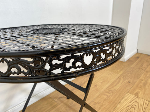 WMK # Sehr hübsches & gut erhaltenes Vintage Set aus Klapptisch & 2 Klappstühlen aus Metall in Schwarz, Outdoor geeignet # Balkonmöbel Gartenmöbel Campingmöbel Gartengarnitur Metalltisch Bistrotisch