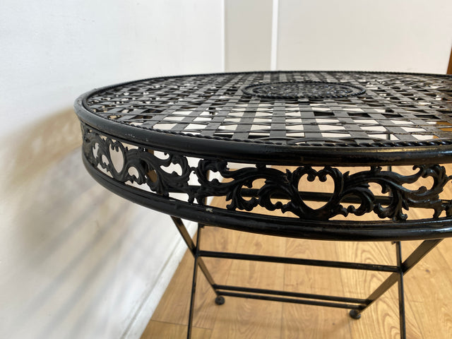 WMK # Sehr hübsches & gut erhaltenes Vintage Set aus Klapptisch & 2 Klappstühlen aus Metall in Schwarz, Outdoor geeignet # Balkonmöbel Gartenmöbel Campingmöbel Gartengarnitur Metalltisch Bistrotisch