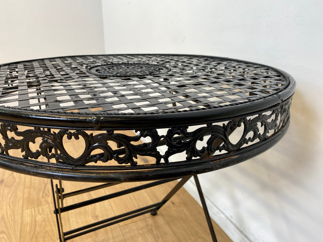 WMK # Sehr hübsches & gut erhaltenes Vintage Set aus Klapptisch & 2 Klappstühlen aus Metall in Schwarz, Outdoor geeignet # Balkonmöbel Gartenmöbel Campingmöbel Gartengarnitur Metalltisch Bistrotisch
