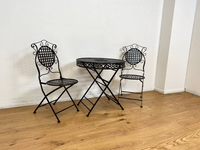 WMK # Sehr hübsches & gut erhaltenes Vintage Set aus Klapptisch & 2 Klappstühlen aus Metall in Schwarz, Outdoor geeignet # Balkonmöbel Gartenmöbel Campingmöbel Gartengarnitur Metalltisch Bistrotisch