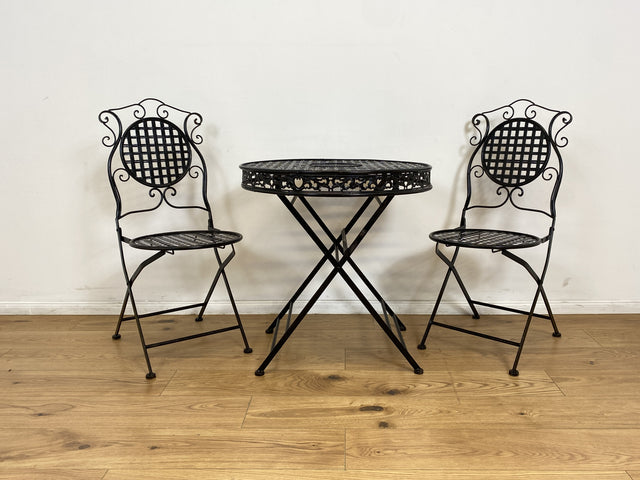 WMK # Sehr hübsches & gut erhaltenes Vintage Set aus Klapptisch & 2 Klappstühlen aus Metall in Schwarz, Outdoor geeignet # Balkonmöbel Gartenmöbel Campingmöbel Gartengarnitur Metalltisch Bistrotisch