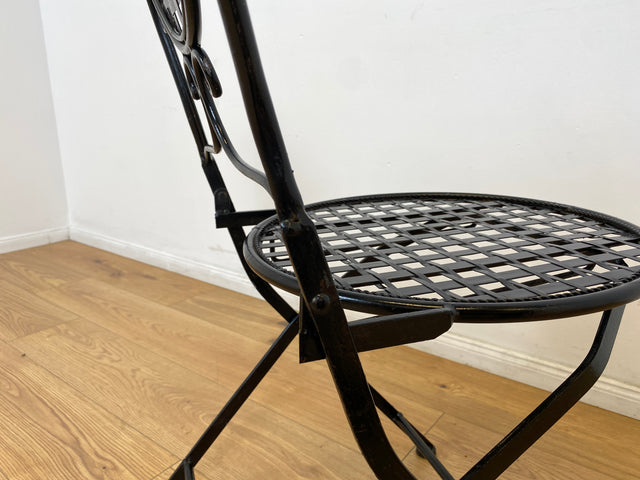 WMK # Sehr hübsches & gut erhaltenes Vintage Set aus Klapptisch & 2 Klappstühlen aus Metall in Schwarz, Outdoor geeignet # Balkonmöbel Gartenmöbel Campingmöbel Gartengarnitur Metalltisch Bistrotisch