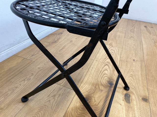 WMK # Sehr hübsches & gut erhaltenes Vintage Set aus Klapptisch & 2 Klappstühlen aus Metall in Schwarz, Outdoor geeignet # Balkonmöbel Gartenmöbel Campingmöbel Gartengarnitur Metalltisch Bistrotisch