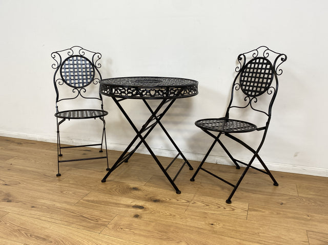 WMK # Sehr hübsches & gut erhaltenes Vintage Set aus Klapptisch & 2 Klappstühlen aus Metall in Schwarz, Outdoor geeignet # Balkonmöbel Gartenmöbel Campingmöbel Gartengarnitur Metalltisch Bistrotisch