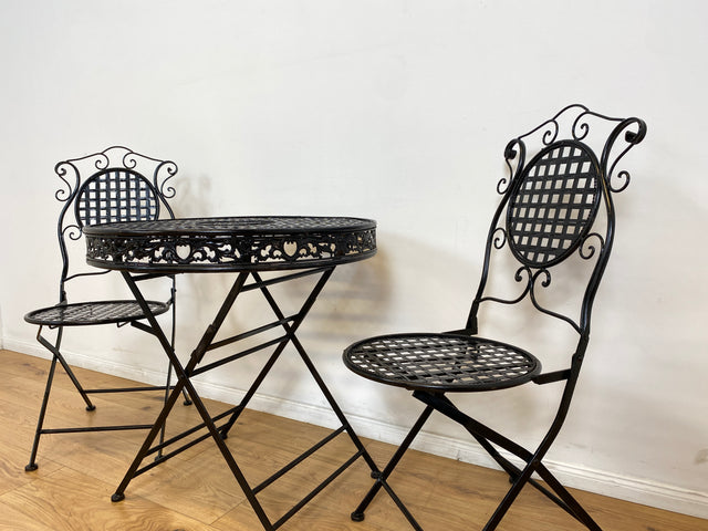 WMK # Sehr hübsches & gut erhaltenes Vintage Set aus Klapptisch & 2 Klappstühlen aus Metall in Schwarz, Outdoor geeignet # Balkonmöbel Gartenmöbel Campingmöbel Gartengarnitur Metalltisch Bistrotisch