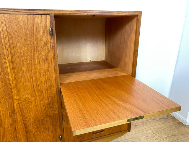 WMK # Hochwertiges skandinavisches 60er Jahre Highboard in Teakholz mit Schubladen, Barfach und formschönen Holzgriffen # Schrank Sideboard Anrichte Barschrank Danish Design Mid-Century Vintage Teak