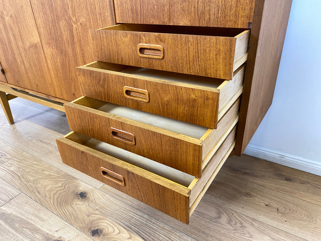 WMK # Hochwertiges skandinavisches 60er Jahre Highboard in Teakholz mit Schubladen, Barfach und formschönen Holzgriffen # Schrank Sideboard Anrichte Barschrank Danish Design Mid-Century Vintage Teak