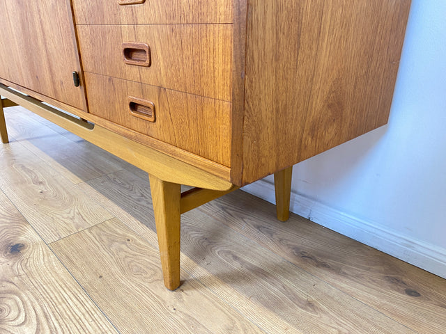WMK # Hochwertiges skandinavisches 60er Jahre Highboard in Teakholz mit Schubladen, Barfach und formschönen Holzgriffen # Schrank Sideboard Anrichte Barschrank Danish Design Mid-Century Vintage Teak